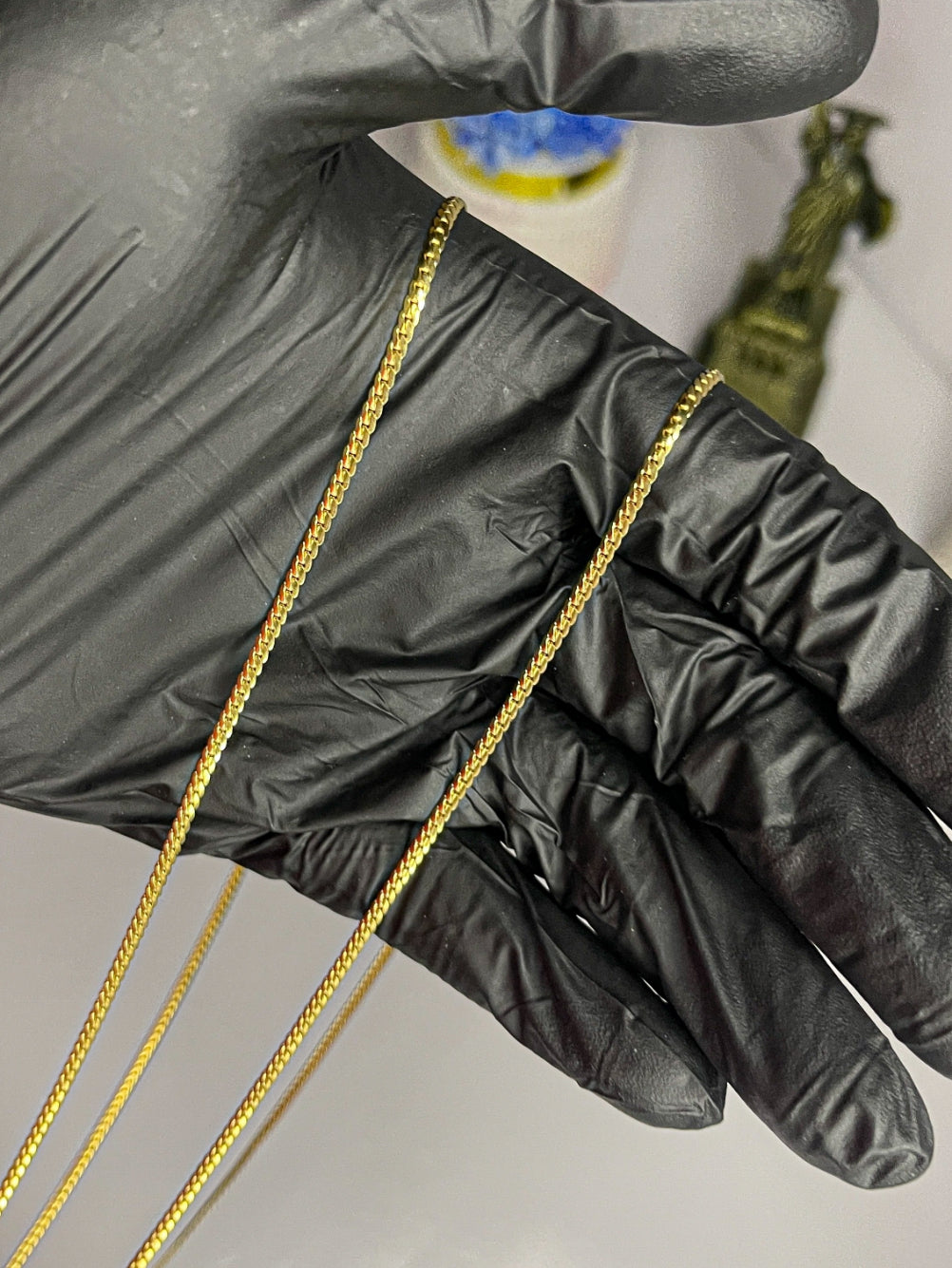 Signature Golden Alloy Curb Chain – High-Polish Minimalist Essential