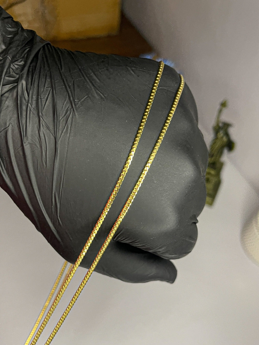 Signature Golden Alloy Curb Chain – High-Polish Minimalist Essential